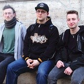 ◄	Elf, beatboxer (pierwszy z lewej), DJ Fala Messenger i Edzio, raper i freestylowiec, realizują hiphopowy projekt ewangelizacyjny „Fala zmiany”.