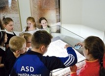	Na wystawie można wczytać się w zapiski kronikarskie i zobaczyć starodruki.