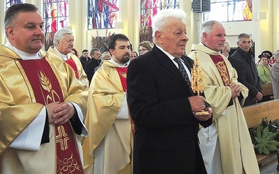 ▲	Józef Zątek z relikwiarzem św. Ambrożego w kościele parafialnym w Kobiernicach. 