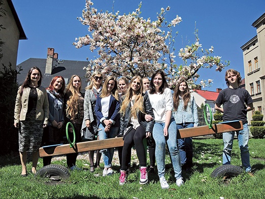 Laureaci konkursów językowych z cieszyńskiego „katolika” razem ze swoimi nauczycielkami.