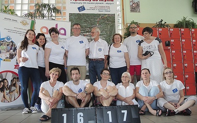 ▲	Organizatorzy i wolontariusze maratonu „Płyniemy do Rzymu” przy rezultacie pokonanej odległości.