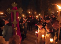 ►	Gdy wyruszali w drogę było jeszcze jasno. Z każdą kolejną stacją  Via Lucis światło, które nieśli, nabierało większego blasku.