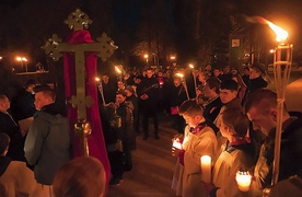 ►	Gdy wyruszali w drogę było jeszcze jasno. Z każdą kolejną stacją  Via Lucis światło, które nieśli, nabierało większego blasku.