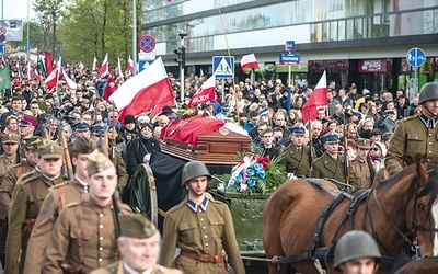 Po Mszy św. kondukt przeszedł na Powązki Wojskowe, gdzie w rodzinnym grobowcu złożono ciało bohatera.