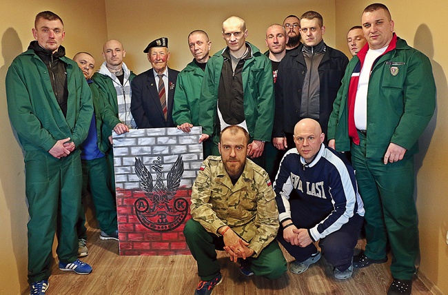 Nietypowi słuchacze podarowali bohaterowi biało-czerwony plakat z orłem Armii Krajowej, który specjalnie  na tę okazję namalował  jeden z więźniów.