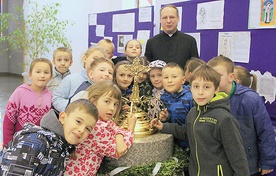 ▲	Wystawę przyszli obejrzeć razem z ks. Mariuszem Kmieciem uczniowie, którzy niebawem przystąpią do Pierwszej Komunii Świętej.