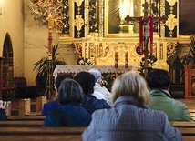 Czuwanie rozpoczęło się i zakończyło adoracją Najświętszego Sakramentu.