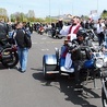 Po Mszy św. motocykle obficie skropiono wodą święconą