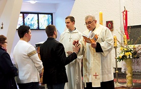 Namaszczenie balsamem  do czynienia miłosierdzia,  który ks. Korneliusz Matauszek przywiózł  z sanktuarium  w Łagiewnikach.