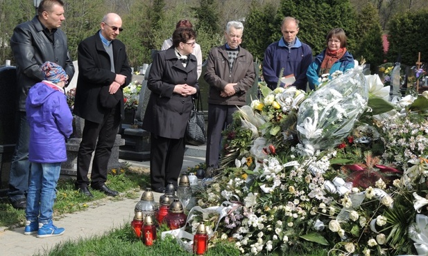 Najbliżsi Krzyśka, wolontariusze ŚDM z Wilkowic i francskiej wspólnoty Notre-Dame de Vie przy jego grobie
