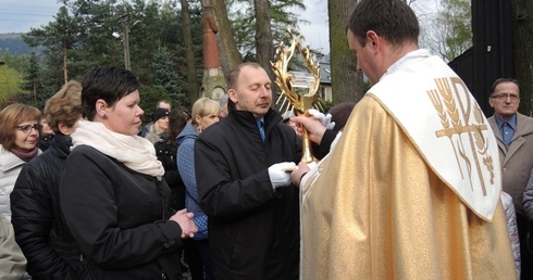 Delegacja parafian przejmuje relikwie św. Jana Pawła II od księdza proboszcza