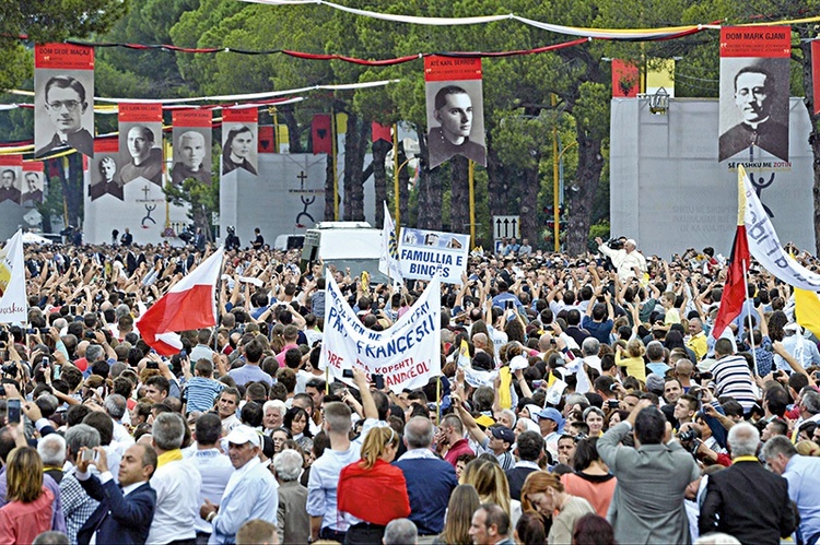 Podczas Mszy św. w Tiranie, celebrowanej przez papieża  21 września 2014 r., wspominano zamordowanych księży.