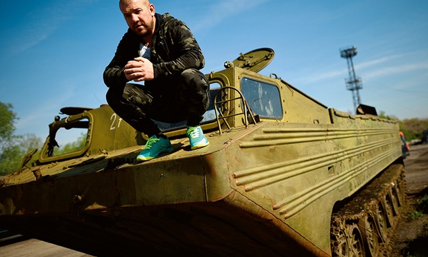 Dinko Walew od lutego  na własną rękę patroluje granicę z Turcją i wrzuca  do sieci nagrania z brutalnych zatrzymań imigrantów. Bułgarskie media ochrzciły  go mianem superbohatera.