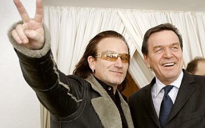 Lider U2, Bono,  z kanclerzem Niemiec Gerhardem Schroederem. Ten alians sceny muzycznej i politycznej od lat budzi niesmak również wśród fanów irlandzkiego zespołu.