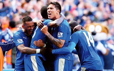 Piłkarze Leicester City cieszą się po kolejnej bramce. W tym sezonie potrafili je strzelać nawet największym potęgom.