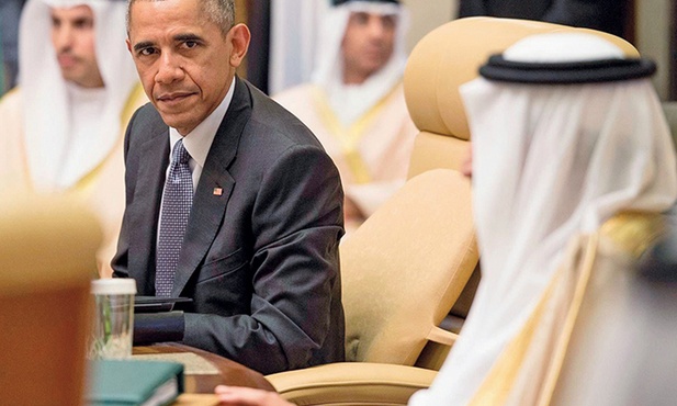 Uprzywilejowane dotąd stosunki amerykańsko--saudyjskie są dziś lodowate. Przekonał się  o tym Barack Obama, gdy rozpoczynał wizytę  w Arabii Saudyjskiej.  Na lotnisku nie witał  go – jak zwykle – król Salman, ale jedynie gubernator Rijadu.
