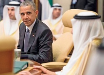 Uprzywilejowane dotąd stosunki amerykańsko--saudyjskie są dziś lodowate. Przekonał się  o tym Barack Obama, gdy rozpoczynał wizytę  w Arabii Saudyjskiej.  Na lotnisku nie witał  go – jak zwykle – król Salman, ale jedynie gubernator Rijadu.