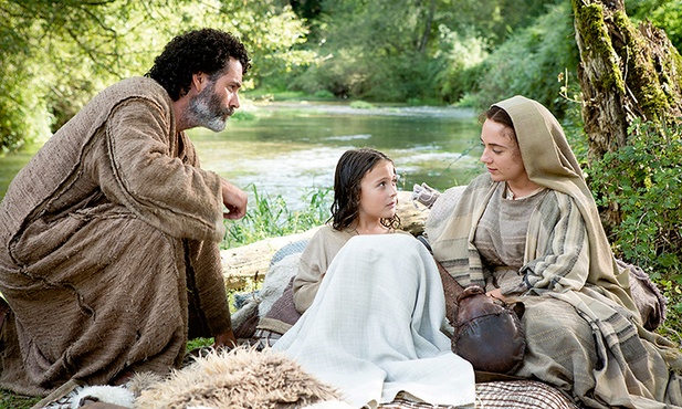 Święta Rodzina. W roli 7-letniego Jezusa wystąpił Adam Greaves-Neal, Maryję zagrała Sara Lazzaro, a Vincent Walsh wcielił się w postać  św. Józefa.