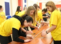 Licealiści złotówki wklejali w ciągi. W każdym były 44 monety