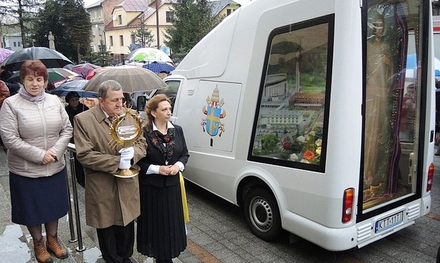 Parafianie zaangażowani w życie wspólnoty na Leszczynach wnieśłi relikwie św. Jana Pawła II