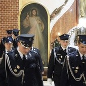 Strażacy z Leszczyn eskortowali i wnieśli obraz Jezusa Miłosiernego do kościoła parafialnego