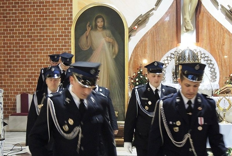 Strażacy z Leszczyn eskortowali i wnieśli obraz Jezusa Miłosiernego do kościoła parafialnego