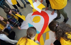 Jednym z elementów promocji ŚDM było wspólne ułożenie puzzli z logo wykonanych przez wolontariuszy SKC