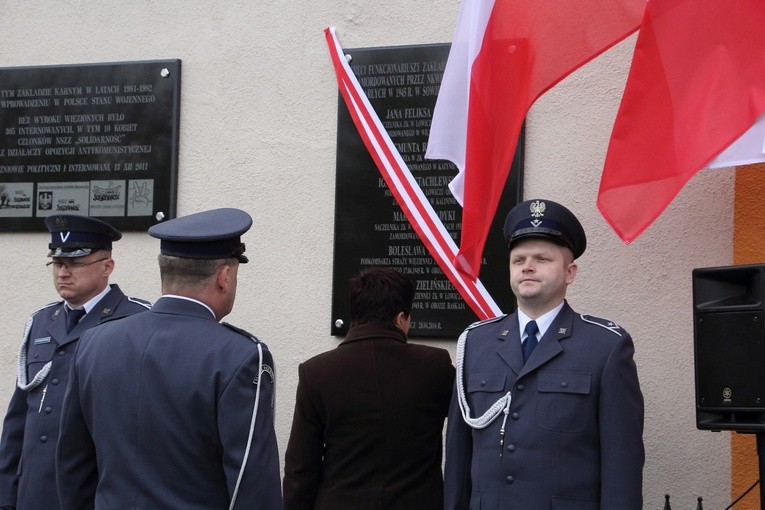 Odsłonięcie tablicy pamiątkowej na murze Zakładu Karnego w Łowiczu