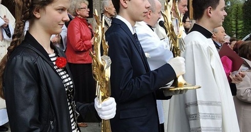 Gimnazjaliści: Aleksandra i Aleksander wnieśli relikwie Apostołów Miłosierdzia do kościoła na Złotych Łanach