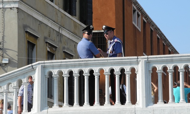 Strzeż się policjantów we Włoszech