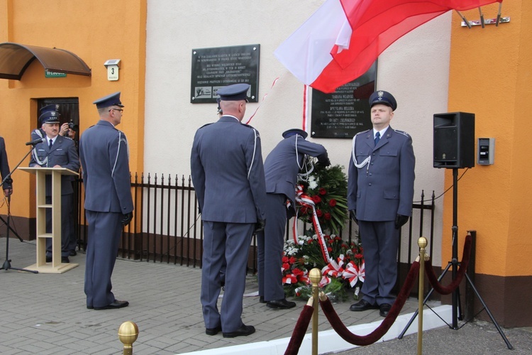 Odłsonięcie pamiątkowej tablicy na murze ZK w Łowiczu