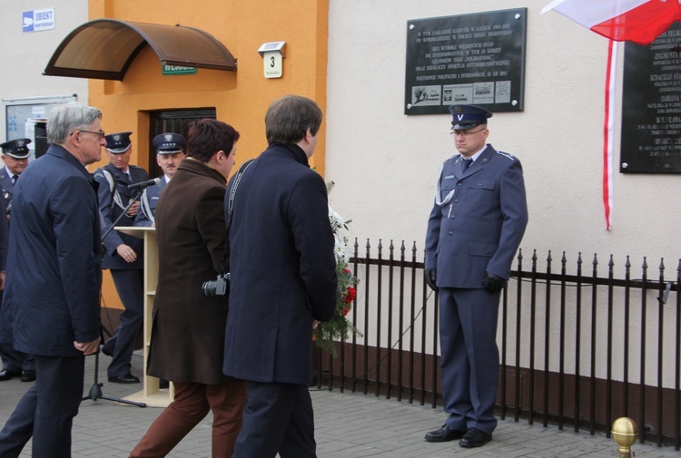 Odłsonięcie pamiątkowej tablicy na murze ZK w Łowiczu