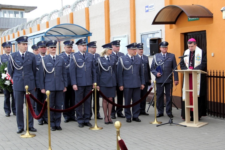 Odłsonięcie pamiątkowej tablicy na murze ZK w Łowiczu