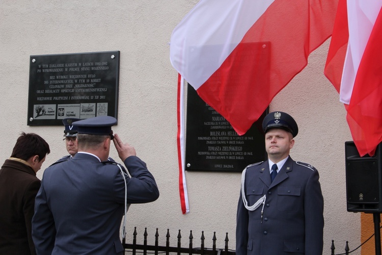 Odłsonięcie pamiątkowej tablicy na murze ZK w Łowiczu