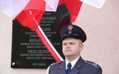 Odłsonięcie pamiątkowej tablicy na murze ZK w Łowiczu