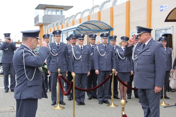 Odłsonięcie pamiątkowej tablicy na murze ZK w Łowiczu