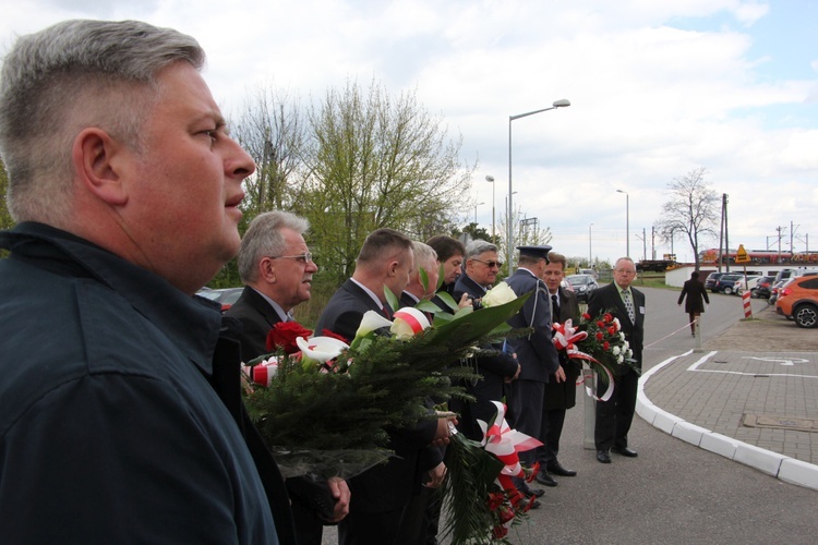 Odłsonięcie pamiątkowej tablicy na murze ZK w Łowiczu