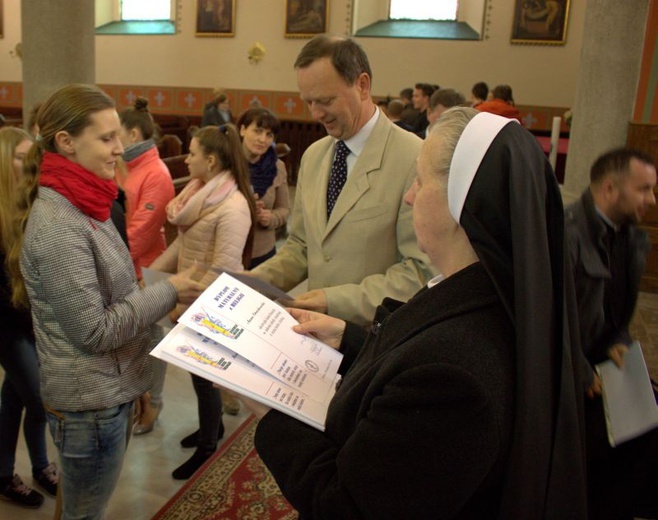 Rozdanie dyplomów w Ostródzie - matura z religii 2016 