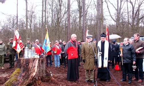 Modlitwa na miejscu odkrytych grobów z udziałem ks. prał. Władysława Nowobilskiego