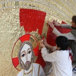 Układanie mozaiki Marko Rupnika w Tarnowskich Górach