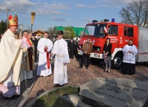 Bp Jeż błogosławi pamiątkowy kamień ufundowany z okazji jubileuszu wsi i 1050. rocznicy chrztu Polski. W tle nowy wóz strażacki miejscowej OSP