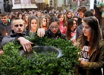 W czasie liturgii chrzcielnej młodzi podchodzili do chrzcielnicy i zanurzali dłoń w wodzie święconej, czyniąc znak krzyża