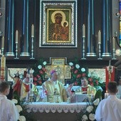 Msza św. w borzęcińskim kościele. W tle nowa nastawa ołtarzowa