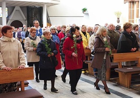 Każdą Nowennę do Matki Bożej Nieustającej Pomocy w kościele oo. redemptorystów poprzedzała procesja z różami. Kwiaty wierni składali u stóp obrazu.