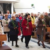 Każdą Nowennę do Matki Bożej Nieustającej Pomocy w kościele oo. redemptorystów poprzedzała procesja z różami. Kwiaty wierni składali u stóp obrazu.