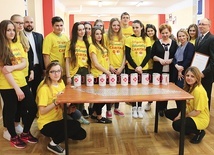 Uczniowie z dyrektorem Michałem Deją, Anną Sputowską, koordynatorką akcji, ks. Damianem Drabikowskim i Iwoną Stępniewską.