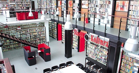 Nagrodzona nowoczesna, funkcjonalna i piękna biblioteczna przestrzeń.