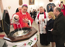 – Gromadzimy się przy tej chrzcielnicy, aby uczcić rocznicę chrztu Polski, a zarazem podziękować za błogosławiony dzień naszego życia – mówił biskup.