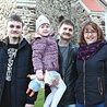 	Aneta i Bogusław Wadeccy mieszkają w Świdnicy k. Zielonej Góry. Na zdjęciu z młodszym synem Dominikiem i córką Leną.