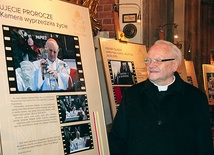 Ks. Jerzy Rasiak obok słynnego kadru.